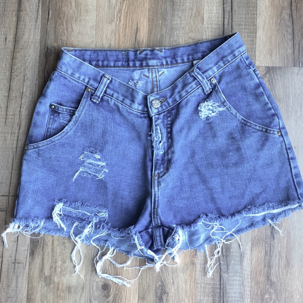 Ventage highwaisted Pin Up brand distressed shorts